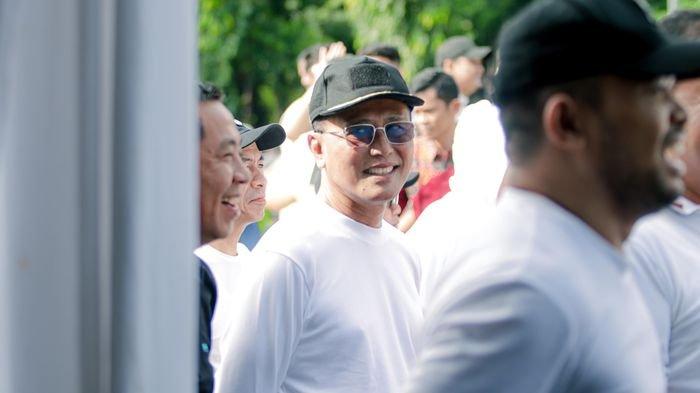 HERDIAT SUNARYA TERSENYUM - Bupati Ciamis terpilih, Herdiat Sunarya tersenyum penuh optimists di sela istirahat menjalani gladi kotor pelantikan kepala daerah di area Monumen Nasional (Monas), Jakarta, pada Selasa (18/2/2025).  Pelantikan kepala daerah 2025 ini akan dilakukan secara serentak oleh Presiden Prabowo Subianto pada Kamis 20 Februari 2025 di Istana Negara.