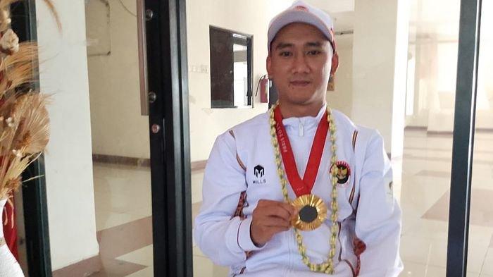 Hikmat Ramdani peraih medali emas di Paralimpiade Paris 2024 usai mendapatkan penghargaan dan sambutan yang meriah oleh Pemkab Tasikmalaya, Selasa (17/9/2024).