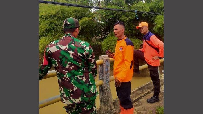 MENCARI LANSIA HILANG - Tim SAR Gabungan tengah mencari seorang pria berusia senja yang dilaporkan hilang di kawasan Sungai Cipelanng, Kecamatan Ujungjaya, Kabupaten Sumedang, Jawa Barat, Senin (26/5/2025).