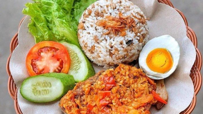 Ilustrasi Nasi Tutug Oncoom (Instagram/@henjiwong)


Artikel ini telah tayang di TribunTravel.com dengan judul Nasi Tutug Oncom Kalektoran dan 4 Menu Sarapan Enak di Tasikmalaya, https://travel.tribunnews.com/2020/10/23/nasi-tutug-oncom-kalektoran-dan-4-menu-sarapan-enak-di-tasikmalaya.

Editor: Sinta Agustina