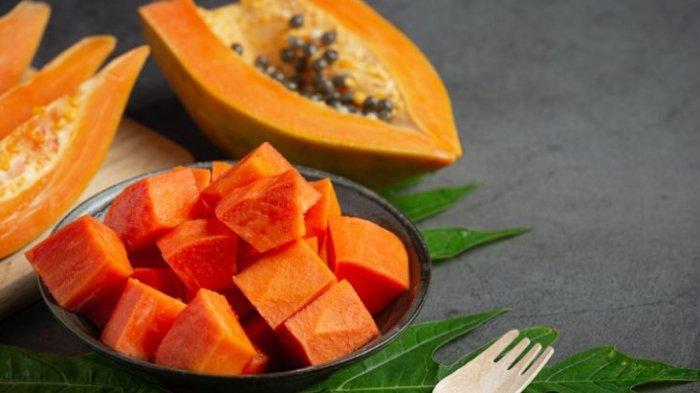 Ilustrasi pepaya, salah satu buah yang baik dimakan saat perut kosong (freepik)