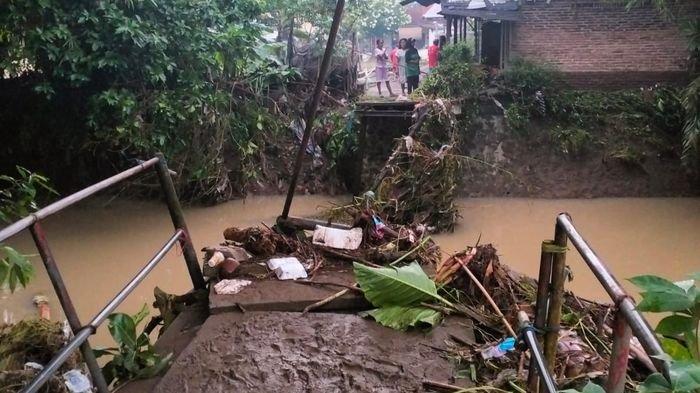 JEMBATAN HANCUR - Kondisi jembatan penghubung antar Dusun dan bangunan bendungan di Desa Ciganjeng Kecamatan Padaherang Kabupaten Pangandaran yang jebol akibat banjir bandang, Rabu 4 Juni 2025 malam.