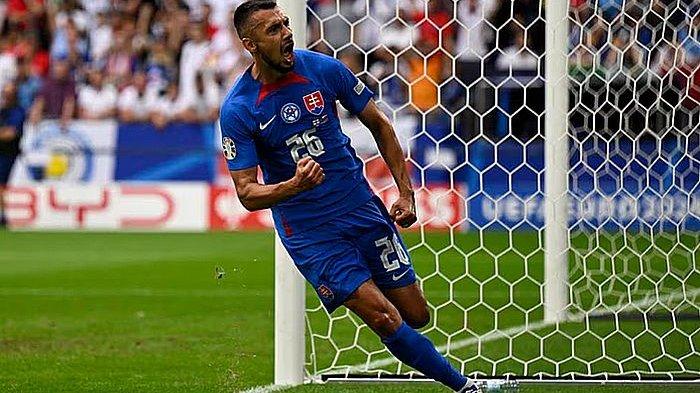 Ivan Schranz merayakan gol yang dicetaknya ke gawang Inggris pada menit ke-16 di babak 16 besar Euro 2024, Minggu 30 Juni 2024 tengah malam.