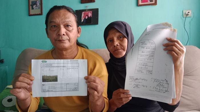 MENANTI UGR CAIR - Iwa Perbawa Mukti (60), Eni Srilaeni Sueb (65) saat ditemui Tribun Jabar.id, di kediamannya, di Kelurahan Kota Kulon, Sumedang Selatan, Kamis (30/1/2025). Hingga saat ini Iwa terpaksa harus terus berhutang untuk menutupi kebutuhan sehari-harinya.