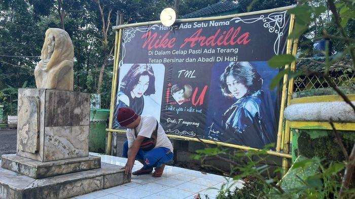 JADI PENJAGA MAKAM - Sosok Bang Gondrong (42) seorang fans aal Cilacap yang telah mengabdikan dirinya selama 5 tahun untuk merawat area makam Nike Ardilla yang ada di Desa Imbanagara, Kecamatan Ciamis, Kabupaten Ciamis. 
