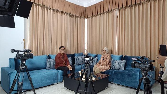 JELANG PERNIKAHAN - Podcast eklusif Tribun Jabar dengan Wakil Bupati Garut Luthfianisa Putri Karlina jelang pernikahannya dengan Maula Akbar di rumah dinas wakil bupati, Kabupaten Garut, Jawa Barat, Minggu (13/7/2025) siang. Apakah acara pernikahannya akan mengganggu aktivitas warga? Begini kata Putri Karlina.