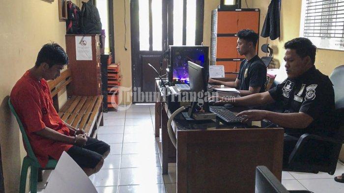 Pelaku A selaku penadah motor hasil curian saat diinterogasi pihak Polsek Tawang Polres Tasikmalaya Kota.