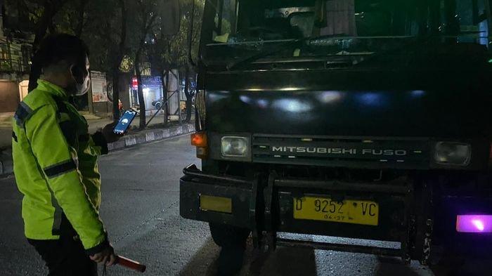 KECELAKAAN MAUT - Kecelakaan maut terjadi di Jalan Ir. Soekarno, tepatnya di depan Kampus Ikopin University, Jatinangor, Kabupaten Sumedang, Rabu (21/5/2025) malam.