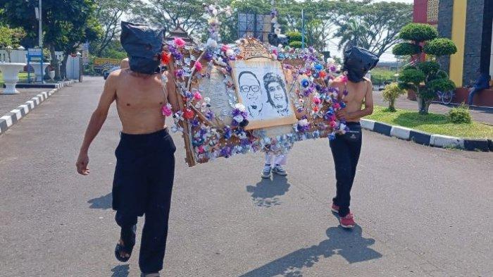 KARANGAN BUNGA SAMPAH - Komunitas Cermin menggelar aksi di halaman Bale Kota Tasikmalaya dengan memberikan karangan bunga dari sampah dan pohon beringin untuk pemimpin baru Kota Tasikmalaya, Viman-Diky, Senin (24/2/2025). Aksi tersebutkan dikaitkan dengan momen HPSN yang diperingati setiap 21 Februari.