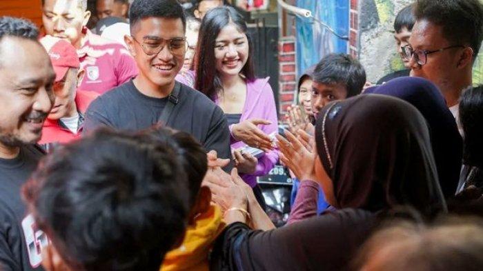 Ketua Umum Partai Solidaritas Indonesia (PSI), Kaesang Pangarep, saat menyapa warga Kiaracondong, Kota Bandung,  Minggu (8/10/2023) siang. Rencananya pada MInggu malam. Kaesang akan menyapa masyarakat Garut, di SOR Kerkhof, Kabupaten Garut.