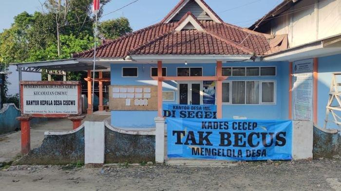 Kantor Desa Cisewu, Kecamatan Cisewu, Kabupaten Garut, Jawa Barat disegel warga, Senin (21/10/2024). Camat pastikan pelayanan masih tetap buka.