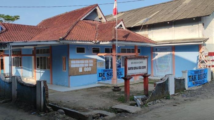 Kantor Desa Cisewu, Kecamatan Cisewu, Kabupaten Garut, Jawa Barat disegel warga, Senin (21/10/2024). Camat pastikan pelayanan masih tetap buka.