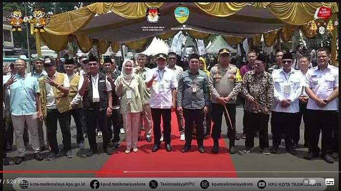 Kelima paslon wali kota dan wakil wali kota saat akan menyatakan Deklarasi Damai dalam acara Wisata Pilkada Kota Tasikmalaya Tahun 2024 yang digelar KPU Kota Tasikmalaya di Taman Kota Tasikmalaya, Rabu (25/9/2024).