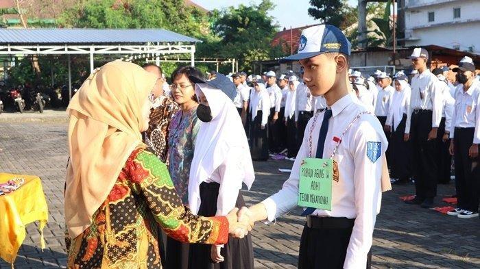 Kepala SMK SMTI Yogyakarta, Rr Ening Kaekasiwi (kiri) menyambut murid baru yang mengikuti MPLS selama 10-14 Juli 2023 di halaman SMK SMTI Yogyakarta