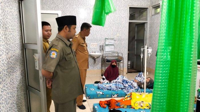 Belasan Pelajar SMA diduga mengalami keracunan usai menyantap cilok yang terjadi di wilayah Kecamatan Culamega, Kabupaten Tasikmalaya