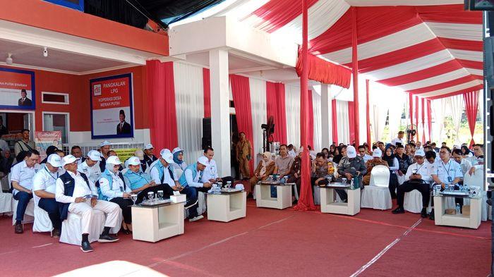 PELUNCURAN KDMP - Bupati Sumedang Dony Ahmad Munir, Wakil Bupati Sumedang, Fajar Aldila dan sejumlah jajarannya mengikuti peluncuran Koperasi Desa Merah Putih (KDMP) di Desa Mekarjaya, Kecamatan Sumedang Utara, Senin (21/7/2025).