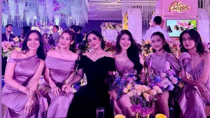 Krisdayanti Bersama Para Bridesmaid