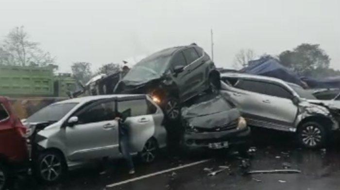 Kecelakaan beruntun di KM 92 Tol Cipularang libatkan lebih dari 10 kendaraan hebohkan media sosial. Kecelakaan parah