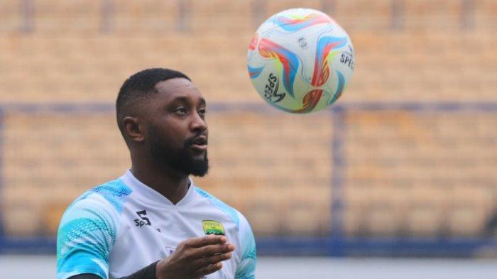 Pemain Persib Bandung Levy Madinda (kanan) bercanda dengan rekannya Daisuke Sato saat mengikuti uji lapangan