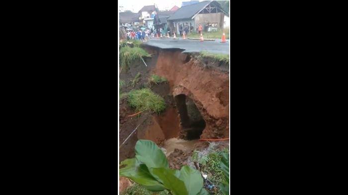 LONGSOR DI TANJUNGJAYA -  Terjadi longsor Jalan Raya Mangunreja-Sukaraja, tepatnya di Kampung Cibeureum, Desa Tanjungjaya, Kecamatan Tanjungjaya, Kabupaten Tasikmalaya, Rabu (14/5/2025).