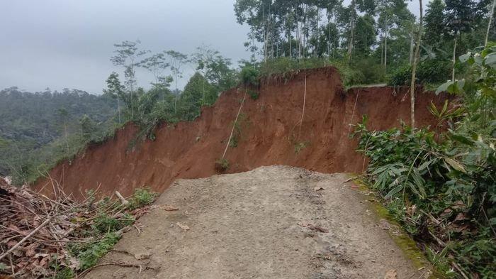 Longsor di Cigalontang Kabupaten Tasikmalaya.