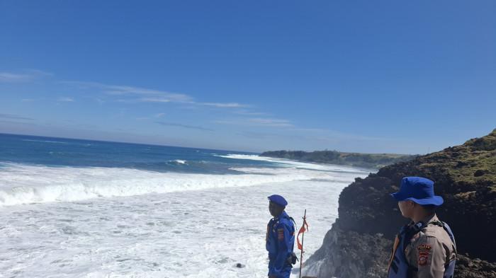 MAHASISWA HILANG - Tiga Mahasiswa Ikopin dilaporkan jadi korban tenggelam saat berlibur di Pantai Puncak Guha, Kabupaten Garut, Jawa Barat, Minggu (20/7/2025). Satpolairud Polres Garut lakukan pencarian.