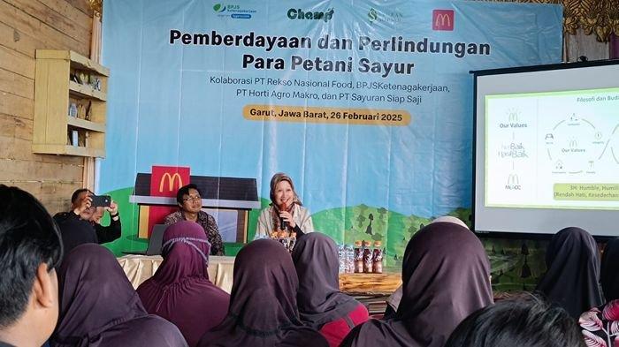 BERDAYAKAN LINDUNGI PETANI - McDonald's (McD) Indonesia di bawah PT Rekso National Food menggandeng BPJS Ketenagakerjaan, PT Horti Agro Makro, dan PT Sayuran Siap Saji Garut, menggelar kegiatan pemberdayaan dan perlindungan para petani sayur, di Sirnagalih, Kecamatan Cisurupan, Kabupaten Garut, Jawa Barat, Rabu (26/2/2025). McD komitmen dalam mendukung ketahanan pangan dan kesejahteraan petani.