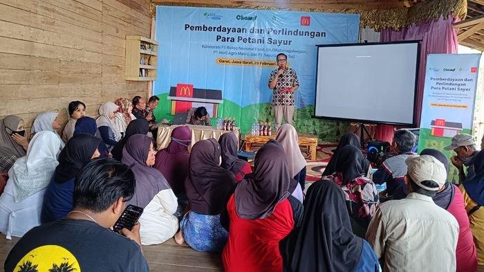 BERDAYAKAN LINDUNGI PETANI - McDonald's (McD) Indonesia di bawah PT Rekso National Food menggandeng BPJS Ketenagakerjaan, PT Horti Agro Makro, dan PT Sayuran Siap Saji Garut, menggelar kegiatan pemberdayaan dan perlindungan para petani sayur, di Sirnagalih, Kecamatan Cisurupan, Kabupaten Garut, Jawa Barat, Rabu (26/2/2025). McD komitmen dalam mendukung ketahanan pangan dan kesejahteraan petani.