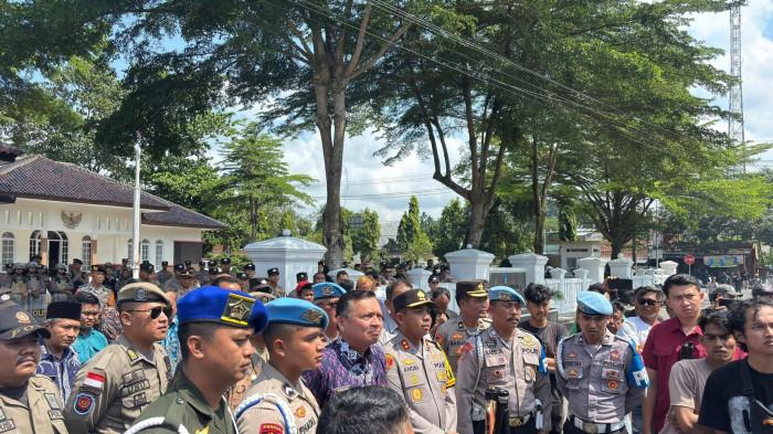 SEMPAT MENGAMUK - Massa nelayan yang berunjuk rasa di depan Pendopo Bupati Pangandaran sempat berlaku anarkis dengan merusak gerbang Pendopo dan satu unit mobil Damkar, Kamis 24 Juli 2025. Beruntung Kapolres Pangandaran, AKBP Dr Andri Kurniawan SIK MH, turun langsung menemui massa dan bisa meredakan kemarahan massa.