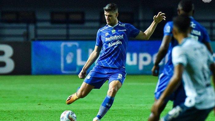 Nick Kuipers bermain untuk ke-100 kalinya bersama Persib Bandung saat melawan Persita Tangerang di Stadion Gelora Bandung Lautan Api (GBLA) pada Minggu (1/10/2023)
