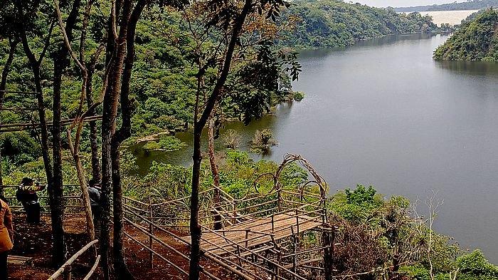 Kampung Wisata Karang Hantu di Cigembor Ciamis Suguhkan View Indah Bendungan Leuwikeris.