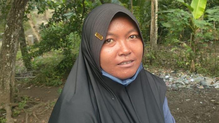 ORANG TUA MURID - Orang tua murid kelas 1 SD bernama Rena (43) korban perampasan perhiasan di SD Negeri 1 Banjarharja Kecamatan Kalipucang Kabupaten Pangandaran, Rabu (16/4/2025).