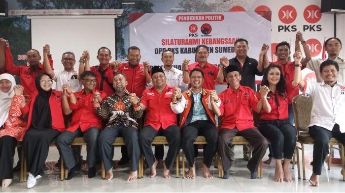 Jajaran pengurus DPC Partai Demokrasi Indonesia Perjuangan (PDI-P) Kabupaten Sumedang berkunjung ke kantor DPD Partai Keadilan Sejahtera (PKS) Sumedang, Selasa (7/5/2024) sore