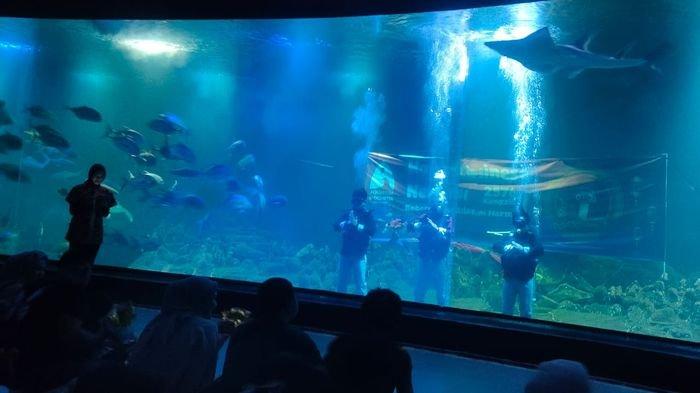 PENAMPILAN KUNGFU SHOW - Sejumlah pengunjung Aquarium Indonesia Pangandran tampak atusias menyaksi Kungfu Show di dalam aquarium, Rabu (29/1/2025). Pertunjukan Kungfu Show itu disuguhkan spesial dalam perayaan Tahun Baru Imlek 2025.