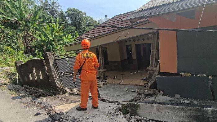 PERGERAKAN TANAH - Kondisi terkini di Kampung Cigintung, Desa Pasirmunjul, Kecamatan Sukatani, Kabupaten Purwakarta, Jawa Barat, hingga Sabtu (14/6/2025) siang, yang alami bencana pergerakan tanah.