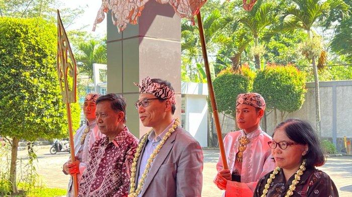 Pada 19 – 20 Juli 2023, Prof. Kam Cheong Li (Dean of School of Open Learning at Hong Kong Metropolitan University) berkesempatan mengunjungi kantor UT Bandung yang disambut oleh Drs. Enceng M.Si. selaku Direktur UT Bandung.