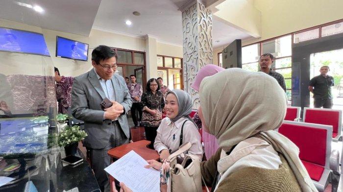 Pada 19 – 20 Juli 2023, Prof. Kam Cheong Li (Dean of School of Open Learning at Hong Kong Metropolitan University) berkesempatan mengunjungi kantor UT Bandung