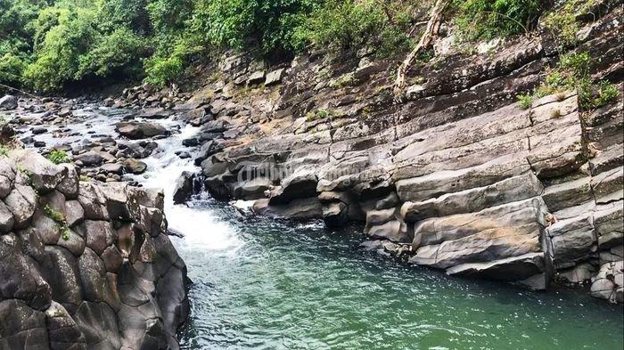 Paraga Stone menjadi destinasi wisata yang menawarkan keindahan struktur batuan unik di bantaran Sungai Cimedang. Foto diambil Rabu (14/8/2024).