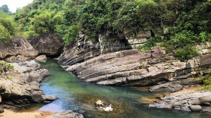 Paraga Stone di Kampung Bangbayang, Desa Karyamandala, Kecamatan Salopa, Kabupaten Tasikmalaya, Jawa Barat.