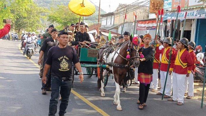 Pasangan calon bupati dan wakil bupati, Hendrik Kurniawan dan Lucky Johari Soemawilaga mendaftar ke KPU Sumedang untuk ikut kontestasi Pilkada 2024, Rabu (28/8/2024). 
