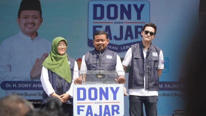 Pasangan calon bupati dan wakil bupati pada Pilkada Sumedang, Dony Ahmad Munir- Fajar Aldila menggelar pesta rakyat di Alun-alun Sumedang, Minggu (1/9/2024).