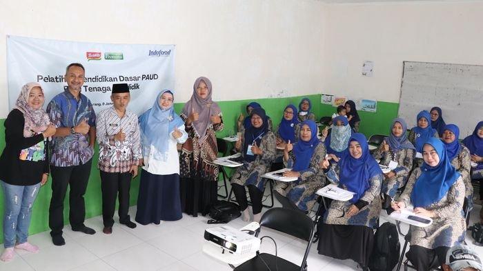 Pelatihan dan Pendidikan Dasar Pendidikan Anak Usia Dini (PAUD) di Desa Kertajaya, Kecamatan Padalarang, Kabupaten Bandung Barat, dihadiri oleh Head of Corporate Social Responsibility Dept. PT Indofood Sukses Makmur Tbk, Bimantoro Panji Triadi; Kabid Pendidikan Anak Usia Dini dan Non-Formal Dinas Pendidikan Kabupaten Bandung Barat, Edi Tri Kurniadi ST MSi; Camat Padalarang, Agus Achmad Setiawan SE SIP MM; Kepala Desa Kertajaya, Fauzi Samsul Munawar; Ketua Yayasan Miftahu Syahadah Indonesia, H Akub Syuhada; dan Asessor Pelatihan Pendidikan Dasar PAUD, Diana Earlyana SPd MPd, Kamis 9 Januari 2025.