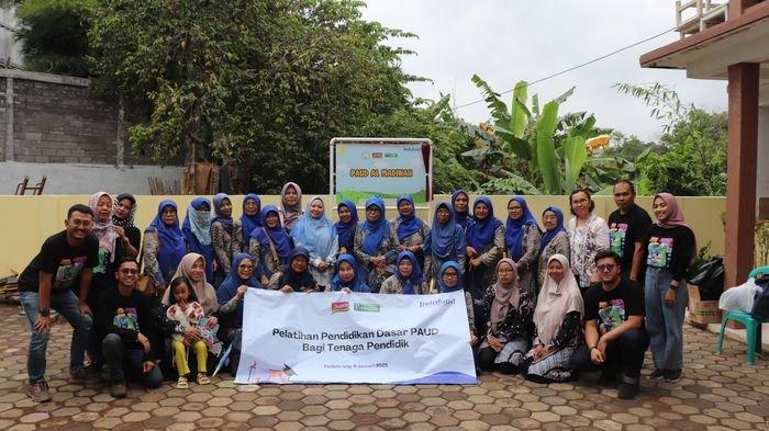 Pelatihan dan Pendidikan Dasar Pendidikan Anak Usia Dini (PAUD) di Desa Kertajaya, Kecamatan Padalarang, Kabupaten Bandung Barat, dihadiri oleh Head of Corporate Social Responsibility Dept. PT Indofood Sukses Makmur Tbk, Bimantoro Panji Triadi; Kabid Pendidikan Anak Usia Dini dan Non-Formal Dinas Pendidikan Kabupaten Bandung Barat, Edi Tri Kurniadi ST MSi; Camat Padalarang, Agus Achmad Setiawan SE SIP MM; Kepala Desa Kertajaya, Fauzi Samsul Munawar; Ketua Yayasan Miftahu Syahadah Indonesia, H Akub Syuhada; dan Asessor Pelatihan Pendidikan Dasar PAUD, Diana Earlyana SPd MPd, Kamis 9 Januari 2025.