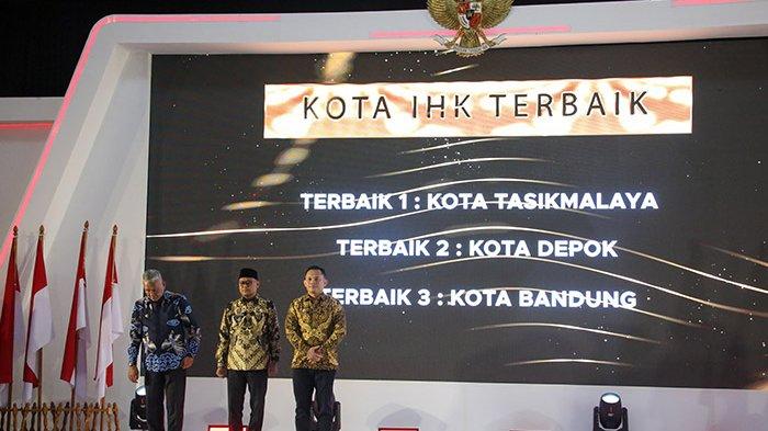 Penjabat Wali Kota Tasikmalaya, Dr. Cheka Virgowansyah, menerima penghargaan Pinunjul Award Terbaik Pertama Kinerja Tim Pengendalian Inflasi Daerah Kategori Kota IHK Dari Gubernur Jawa Barat. diserahkan oleh Pj Sekretaris Daerah Provinsi Jawa Barat Muhammad Taufiq Budi Santoso pada acara Pertemuan Tahunan Bank Indonesia 2023 Dengan Tema 