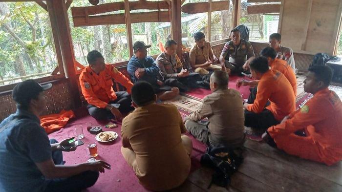 BRIEFING PENCARIAN PENDAKI - Tim SAR gabungan yang terdiri TNI, Polri, Basarnas, dan petugas basecamp Barubeureum melakukan briefing untuk melakukan pencarian pendaki yang dilaporkan tersesat di Gunung Manglayang, Sukasari, Sumedang, Selasa (18/2/2025). Pendaki asal Rancaekek ini mendaki sendirian sejak Minggu (16/2/2025).