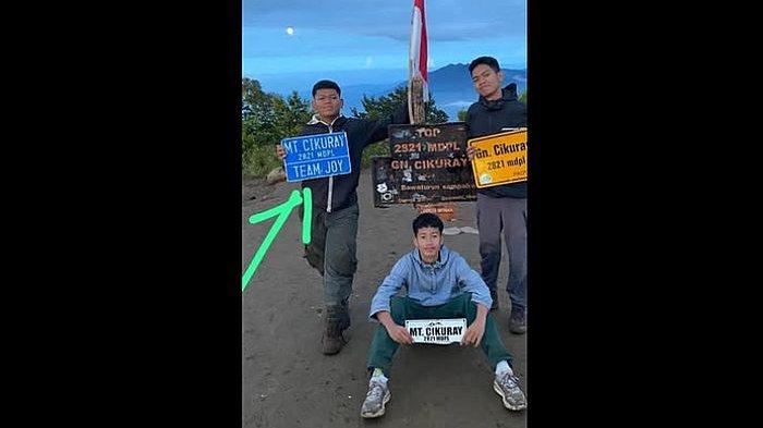PENDAKI HILANG - Seorang pendaki gunung asal Karawang, Elang Guntur Pratama (16) (ditandai panah) dilaporkan hilang di Gunung Cikuray, Kabupaten Garut, Jawa Barat. Warga Kampung  Sukaseuri, Desa Sarimulya, Kecamatan Kota Baru Kabupaten Karawang, Jawa Barat itu, mendaki bersama dua orang rekannya,  Alvin dan Steven, pada Senin 12 Mei 2025 dan berencana turun pada Selasa 13 Mei 2025.
