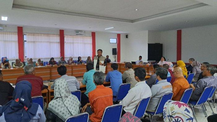 Penjabat Bupati Sumedang, Herman Suryatman mengumpulkan semua kepala Puskesmas di Kantor Dinas Kesehatan Kabupaten Sumedang, Selasa (10/10/2023).