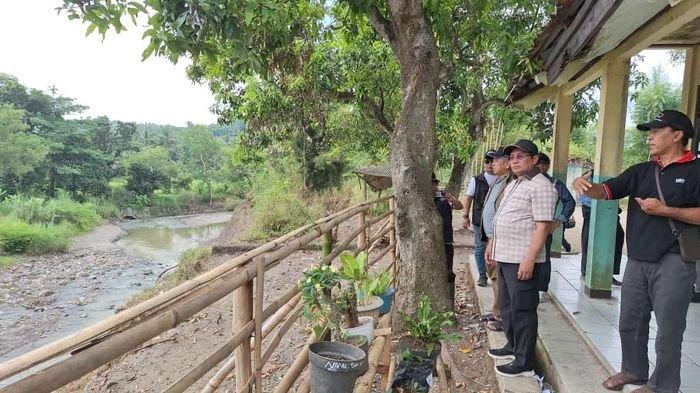 Penjabat Bupati Sumedang, Yudia Ramli meninjau langsung ke lokasi SDN Neglasari di Desa Babakan Asem, Kecamatan Conggeang, Kabupaten Sumedang rusak akibat abrasi Sungai Cianda, Minggu (2/6/2024).