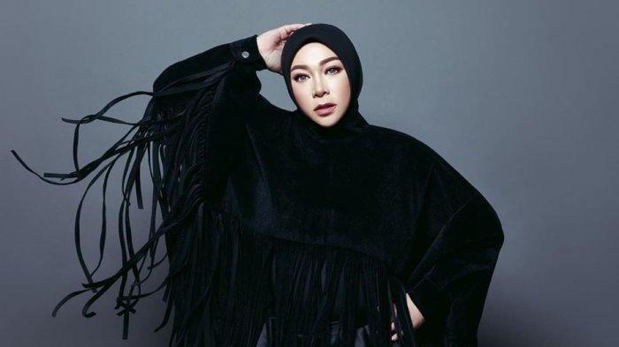 Penyanyi Melly Goeslaw. (Instagram)


Artikel ini telah tayang di TribunSolo.com dengan judul Viral Melly Goeslaw Dibentak Panitia Konser BLACKPINK di GBK, Sempat Jongkok Tidak Kebagian Kursi, https://solo.tribunnews.com/2023/03/13/viral-melly-goeslaw-dibentak-panitia-konser-blackpink-di-gbk-sempat-jongkok-tidak-kebagian-kursi.
Penulis: Tribun Network | Editor: Naufal Hanif Putra Aji