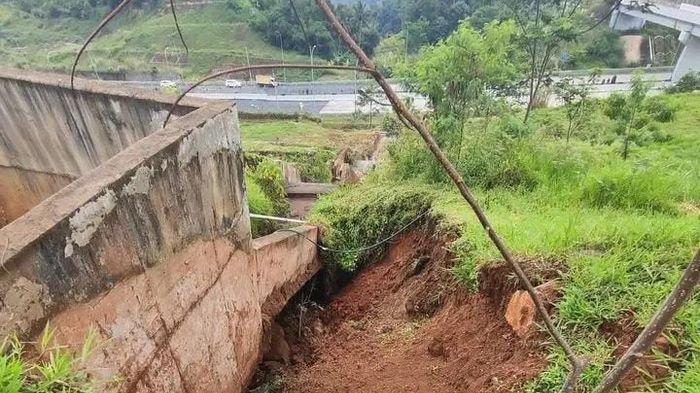 PERGERAKAN TANAH - Pergerakan tanah yang terjadi di sekitar Jalan Tol Cisumdawu, tepatnya di Blok Binong–Bojongtotor, Desa Sirnamulya, Kecamatan Sumedang Utara, Kabupaten Sumedang, Jumat (23/5/2025).